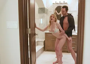 Chơi với máy rung trước mặt bạn trai để đạt cực khoái