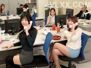 Không thể rời mắt khỏi cặp vú của em đồng nghiệp