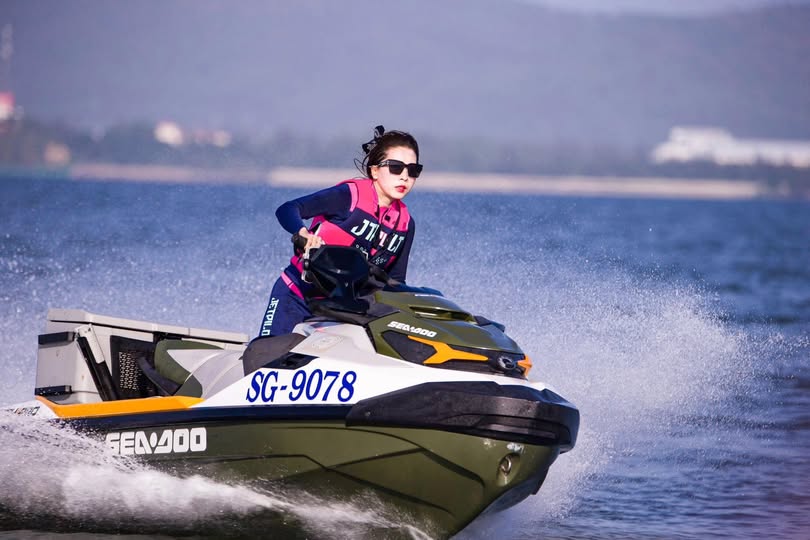 Chị dâu đang nấu ăn thì em chồng lao vào địt luôn trong bếp