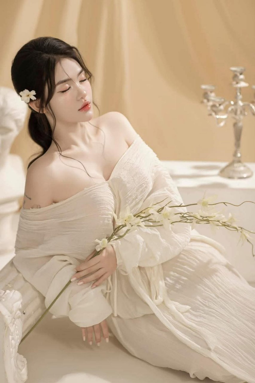 Một cô gái trẻ tóc ngắn, gợi cảm đang trong thời kỳ cho con bú, có hai bầu ngực lớn và đang vắt một cốc sữa. Cô ấy nhấc váy da lên và thủ dâm